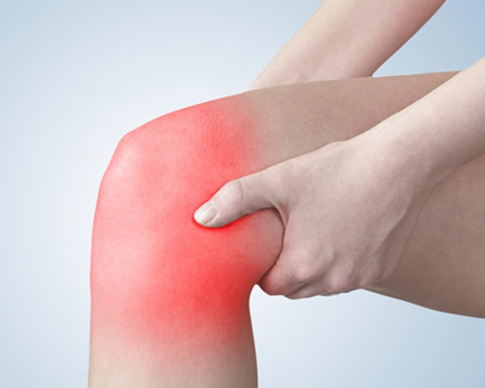 Close-up graphic highlighting acute knee pain and patella discomfort caused by constant stirrup pressure, tight quadriceps, and IT band strain in horse riders.